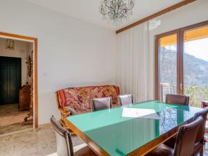 comedor con mesa de cristal y sillas en Belvilla by OYO La Rosa dei Venti en Erli