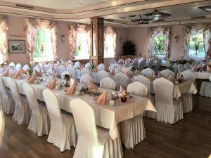 un set para una boda en una habitación con mesas y sillas en Gasthaus Neue Mühle en Kassel