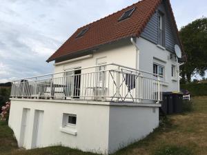 ein weißes Haus mit einem großen Balkon in der Unterkunft Cocon sur mer in Varengeville-sur-Mer