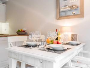 una mesa blanca con vasos y platos. en Skipper Hues en List