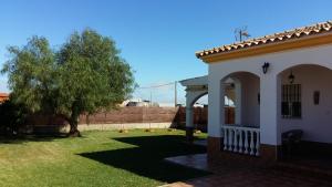 Fotografia z galérie ubytovania Casa con jardín privado cerca de la playa, para descansar y relajarse v destinácii Chipiona