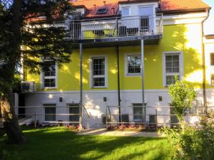 Vonkajšia záhrada v ubytovaní AJO Apartments - Alte Donau Lake or Garden View Balcony Studio - Self-Check-in