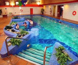 una piscina con persone in acqua di Talbot Hotel Wexford a Wexford