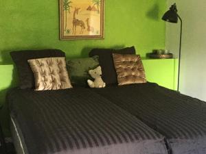 una cama con un osito de peluche sentado encima en Domaine du Cammazet, en Lapenne