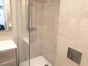 una doccia con porta in vetro in bagno di HYPERCENTRE/LAMARTINE APPART 211 a Nizza