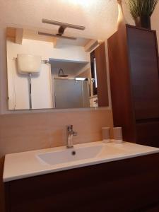 un baño con lavabo y espejo en Cristina & Margot, en Noto