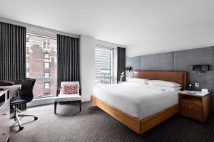 Pokój hotelowy z łóżkiem, biurkiem i oknem w obiekcie Hotel 48LEX New York w Nowym Jorku