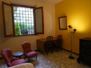 a room with a table and chairs and a window at Casa storica e confortevole in Empoli