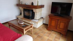 Μια τηλεόραση ή/και κέντρο ψυχαγωγίας στο Maison de vacances pour 6 personnes avec piscine