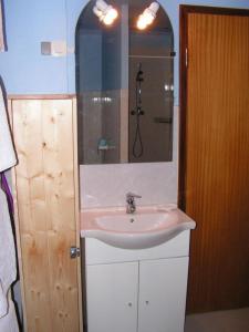 a bathroom with a white sink and a shower at Gîtes du Kreuzweg in Le Hohwald