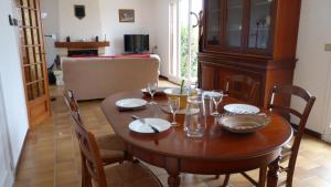Μια τηλεόραση ή/και κέντρο ψυχαγωγίας στο Maison de vacances pour 6 personnes avec piscine