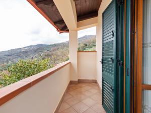 Balkoni atau teres di Valley View Villa in San Mango D aquino with bubble bath