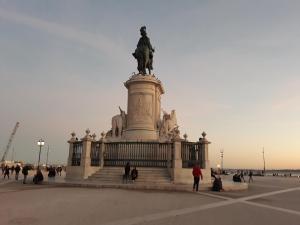 una estatua de un hombre sentado sobre un caballo en Ameli Rooms, en Lisboa