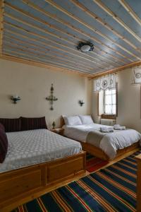 a bedroom with two beds and a couch at La Galba in Nimfaíon