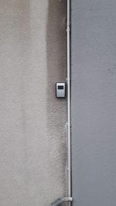 eine weiße Wand mit Steckdose in der Unterkunft Ferienwohnung Wattkieker in Husum