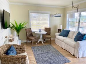 sala de estar con sofá y mesa en Molloy Gulf Motel & Cottages, en St Pete Beach