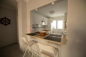 Kuchyňa alebo kuchynka v ubytovaní Trip Canteras, new Beach Apartment