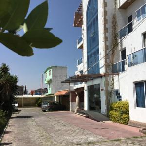 uma rua vazia em frente a um edifício em Hotel Cancalli Business & Suites em Tlaxcala de Xicohténcatl