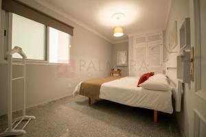 una camera con letto e finestra di Trip Canteras, new Beach Apartment a Las Palmas de Gran Canaria