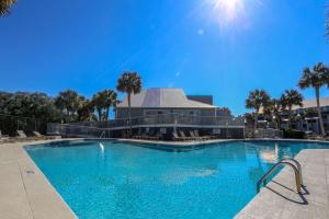 una gran piscina con un edificio en el fondo en Serenity en Folly Beach