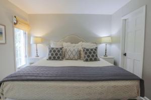 sypialnia z dużym łóżkiem z poduszkami w obiekcie Relax, Renew, Retreat w mieście Kiawah Island