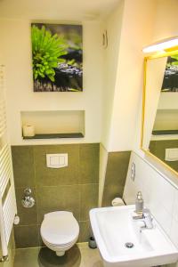 布萊梅的住宿－EXKLUSIVE 2 Zi. Dachgeschosswohnung in Top Lage!，浴室配有白色卫生间和盥洗盆。