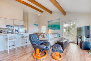 ein Wohnzimmer mit einem Sofa und einer Küche in der Unterkunft Coastal Comfort in Oceanside
