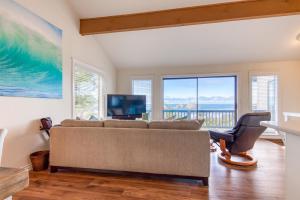 TV a/nebo společenská místnost v ubytování Coastal Comfort