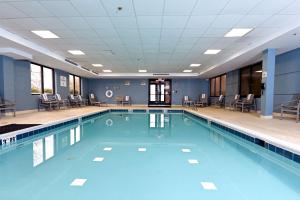 สระว่ายน้ำที่อยู่ใกล้ ๆ หรือใน Holiday Inn Express Richmond Airport, an IHG Hotel