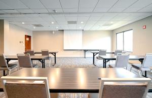 Kawasan bisnes dan/atau bilik persidangan di Holiday Inn Express Richmond Airport by IHG +23 gambar
