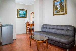 a living room with a couch and a table at Grand Hotel Americano in Machala