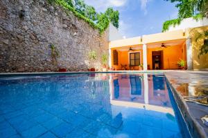a swimming pool in front of a house at Hotel Montejo in M&eacute;rida