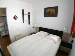 En eller flere senge i et værelse på Au bon endroit N1 - Appartement 2 pièces 7 personnes - proche pistes - coeur station - balcon