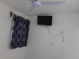 TV a/nebo společenská místnost v ubytování Habitaciones Chiquil Ha
