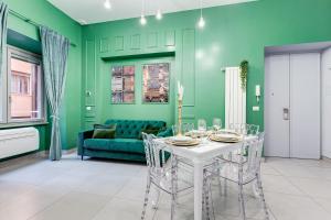 a dining room with green walls and a white table and chairs at Luxury Trevi Fountain - Your Italian Holidays in Rome