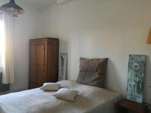 - une chambre avec un lit et 2 oreillers dans l'établissement Nid douillet t3 au coeur des remparts, à Aigues-Mortes