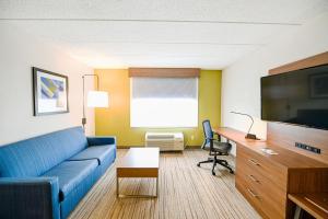 Area tempat duduk di Holiday Inn Express Richmond Airport, an IHG Hotel