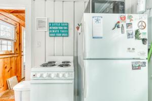 una cucina con frigorifero e piano cottura. di Sea la Vie a Harwich