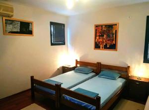 1 dormitorio con 2 camas en una habitación en Casa Boka Apartments, en Herceg-Novi