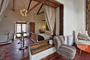 a room with a bedroom with a bed and a table at On Hotel Boutique in Sucre