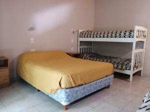 1 dormitorio con 2 literas en una habitación en Departamento el Rosedal en San Rafael