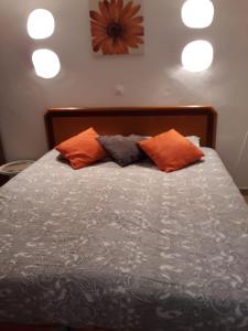 um quarto com uma cama com duas almofadas em Casa Boneca - Aldeia das Açoteias em Albufeira
