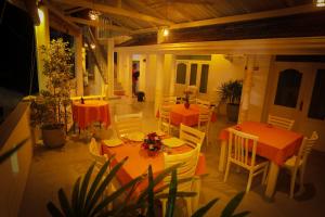 Restaurace v ubytování Kanada House Unawatuna