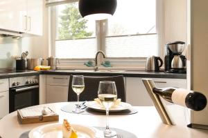 eine Küche mit einem Tisch und 2 Gläsern Wein in der Unterkunft Villa Wiederkehr Einkehr in Ostseebad Sellin