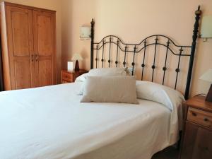 Un pat sau paturi într-o cameră la Hostal PILAS ALCARAYÓN