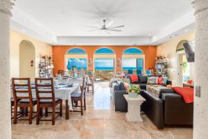 a living room with a table and a dining room at Del Mar al Cielo in Stuart