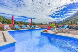 Bazén v ubytování Holiday home Perunika nebo v jeho okolí