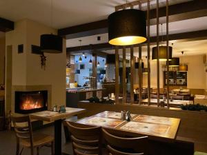 Restauracja lub miejsce do jedzenia w obiekcie Hotel & Restaurant Pod Kaštany
