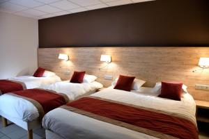 Gulta vai gultas numurā naktsmītnē Hotel Restaurant du Bowling de Millau
