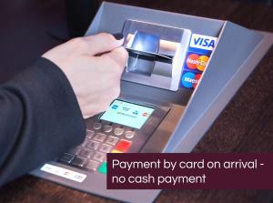 una persona está utilizando un pago con tarjeta en una máquina ATM en Motel Rheinfels Park, en Stein
